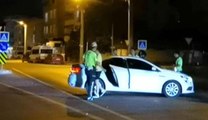 Bursa'da hareketli gece, 16 yaşındaki sürücü, havaya ateş açarak durduruldu, o anlar kamerada