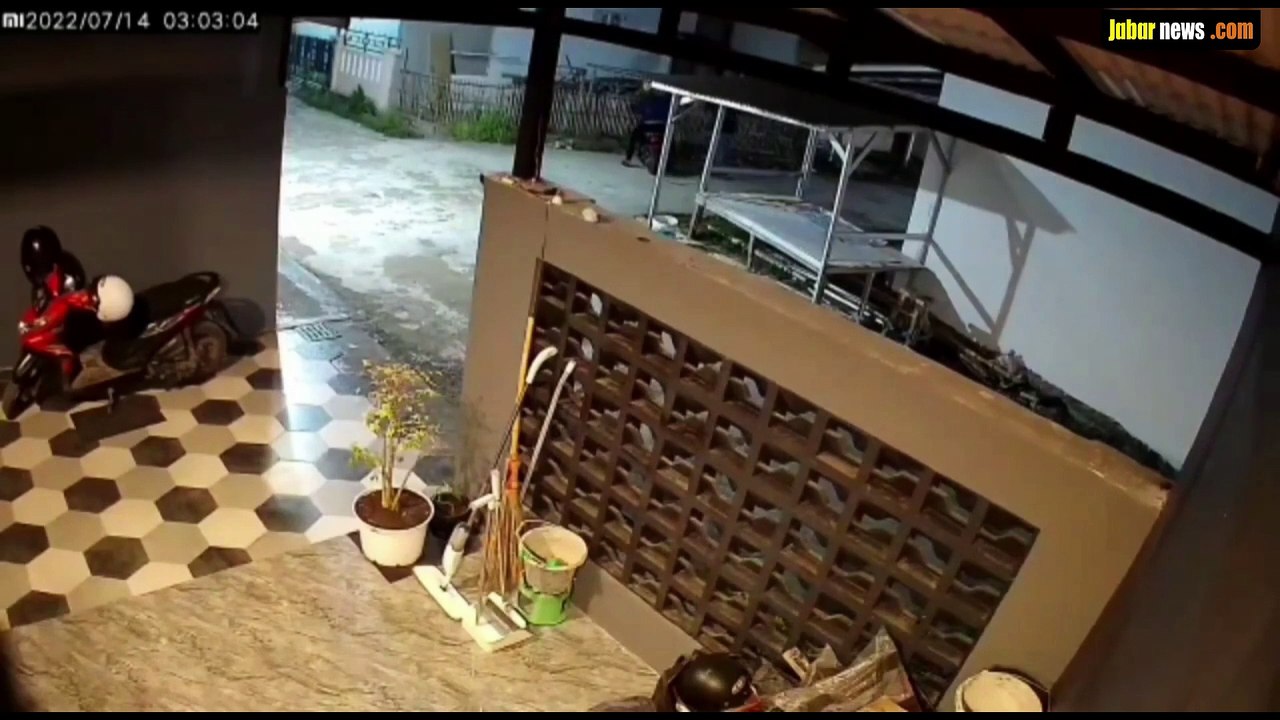 Maling motor kini kian nekat. Mereka tak hanya menyasar kendaraan yang terparkir diluar rumah, namun juga kendaraan yang sedang terparkir di dalam garasi.