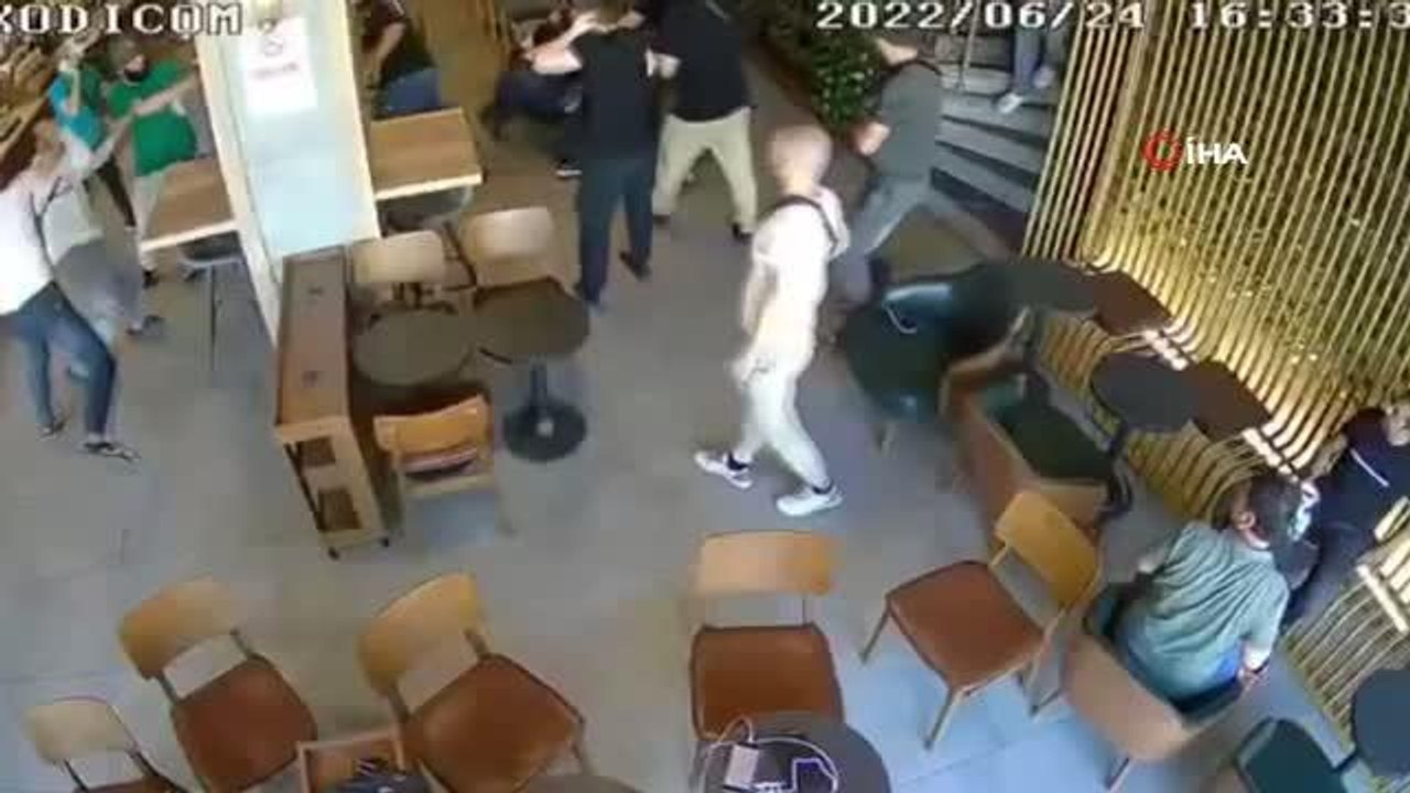 İstanbul'da kafeteryada kavga kamerada: Güreşçi...