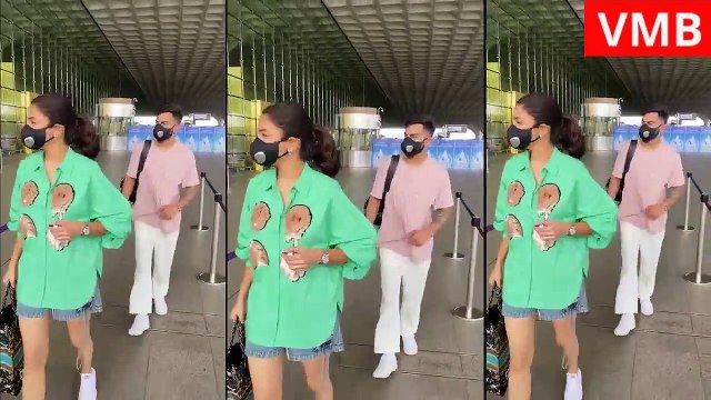 Virat Kohli and Anushka Sharma Spotted at Airport Viral Masti Bollywood