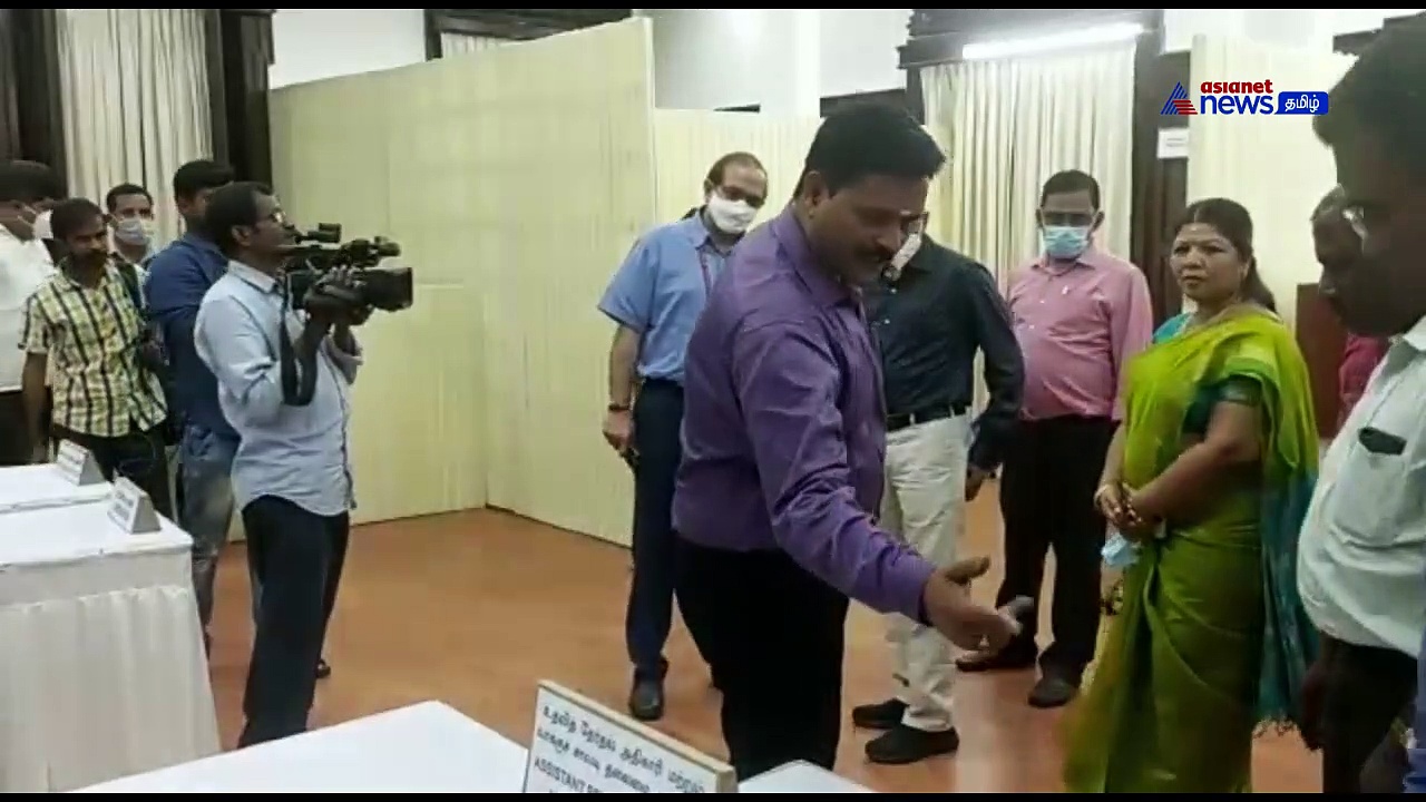 Watch : வாக்கு பதிவு மையத்தில் தேர்தல் அதிகாரிகள் ஆய்வு!