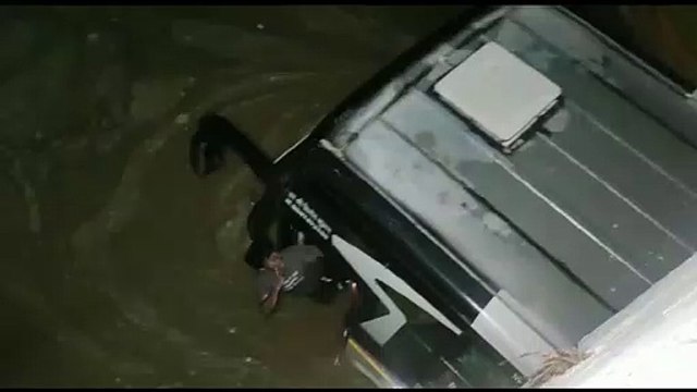 तेज बरसात के बाद अंडरपास में फंसी बस, यात्रियों की निकली चीख, प्रशासन की फूली सांसे