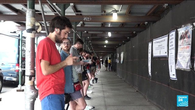 A New York, l' épicentre américain de la maladie virale, les files d'attente sont de plus en plus longues pour se faire vacciner contre la variole du singe