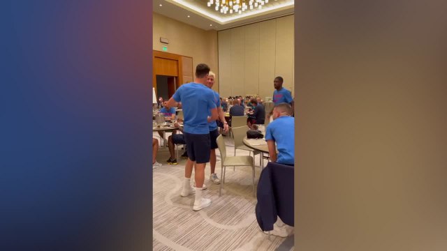El momento en que Lewandowski se encuentra con sus compañeros