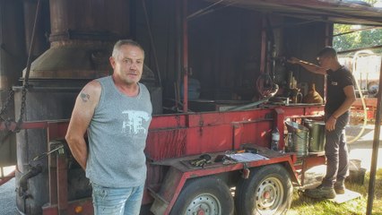 Dominique Coude sillonne la Bretagne depuis 40 ans avec son alambic de 1929