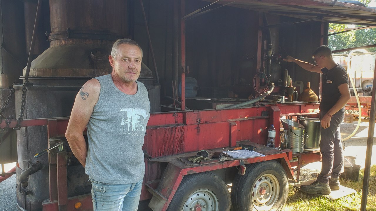 Dominique Coude sillonne la Bretagne depuis 40 ans avec son alambic de 1929
