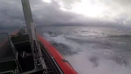 VIDÉO : Un garde-côte saute sur un sous-marin de trafic de drogue en mouvement et frappe à l'écoutille