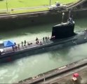 Images rares d'un sous-marin nucléaire d'attaque de classe Virginia de la marine américaine traversant le canal de Panama.