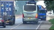 VÍDEO: ¿A qué juega este conductor de autobús? A punto de provocar un accidente