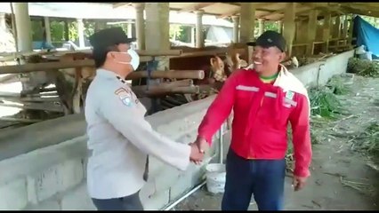 Penyemprotan Desinfektan pada Kandang Hewan Ternak dalam Pencegahan PKM di Kec Sawoo