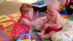Bébés jumeaux DRÔLES se disputent la tétine - Appréciez Regarder et RIRE DURE!