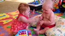 Bébés jumeaux DRÔLES se disputent la tétine - Appréciez Regarder et RIRE DURE!