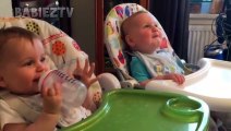 Bébés jumeaux mignons parlant les uns aux autres