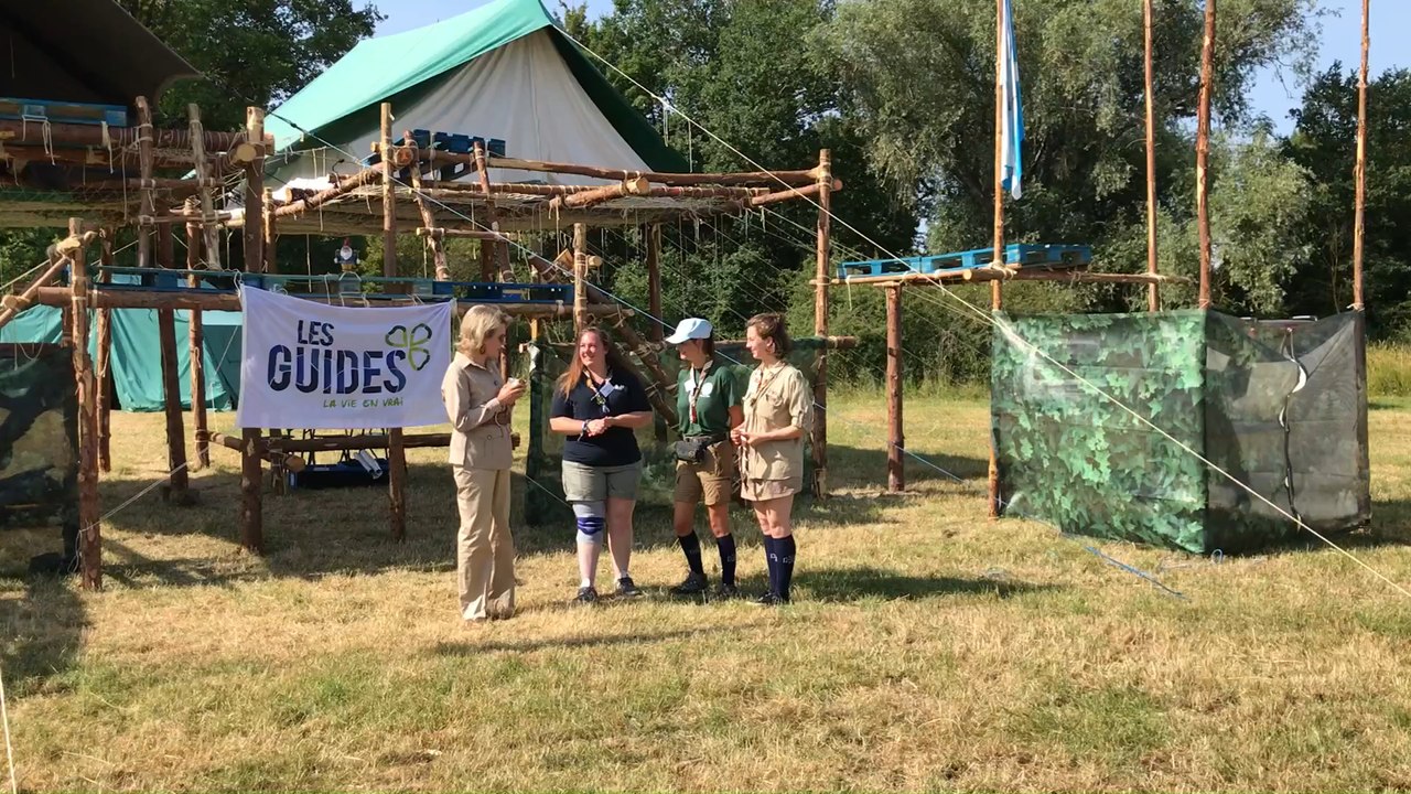 La Reine Mathilde visite un camp d'été des Guides catholiques à Rochefort