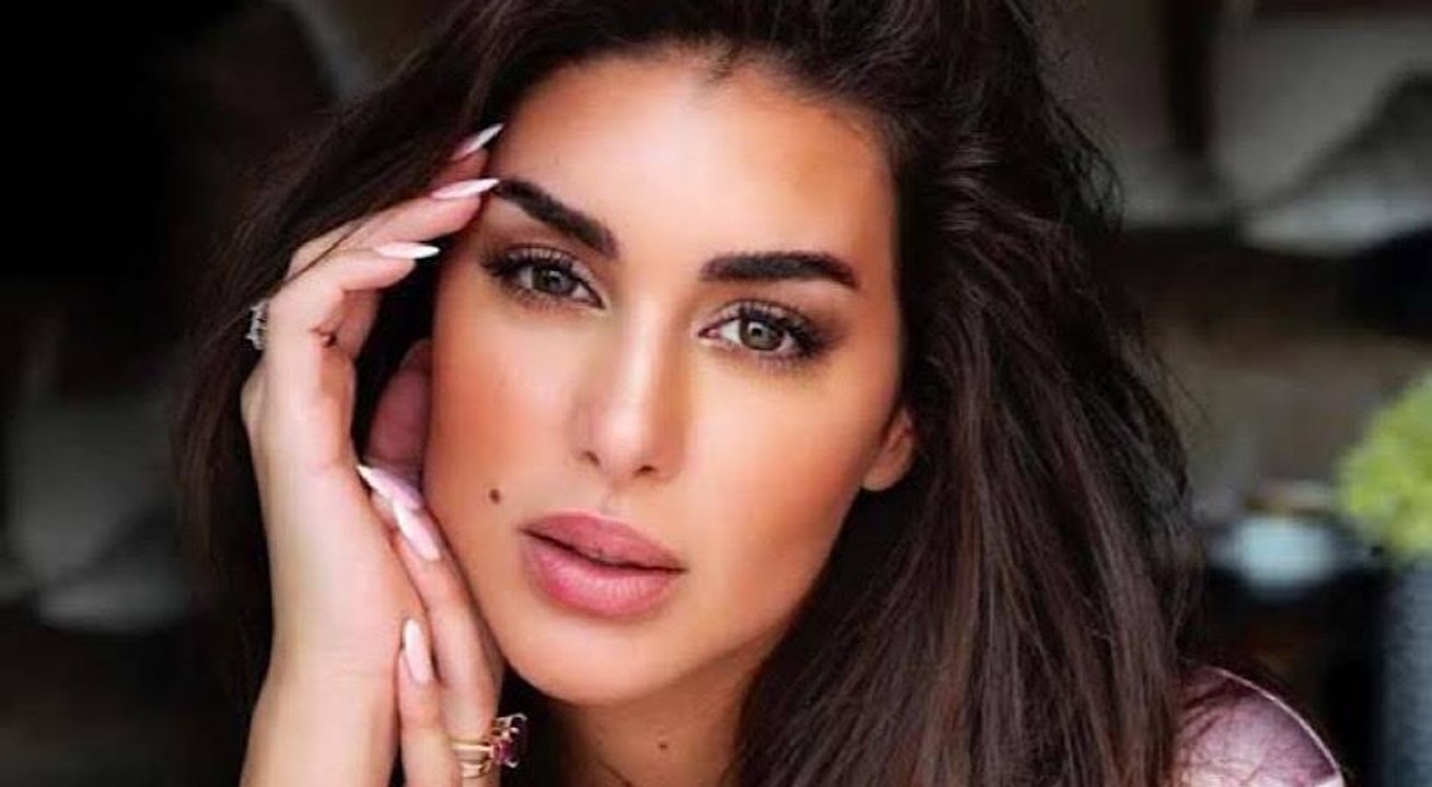 الجمهور يسخر من ياسمين صبري بسبب شاشة هاتفها المحطمة
