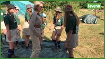 La Reine Mathilde visite un camp d'été à Rochefort