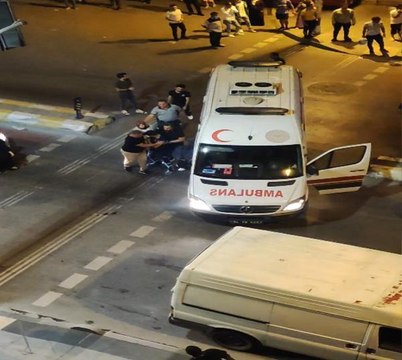 Son dakika haber! ESENYURT'TA HASTANE ÖNÜNDE AMBULANS ŞOFÖRÜYLE YAYANIN KAVGASI