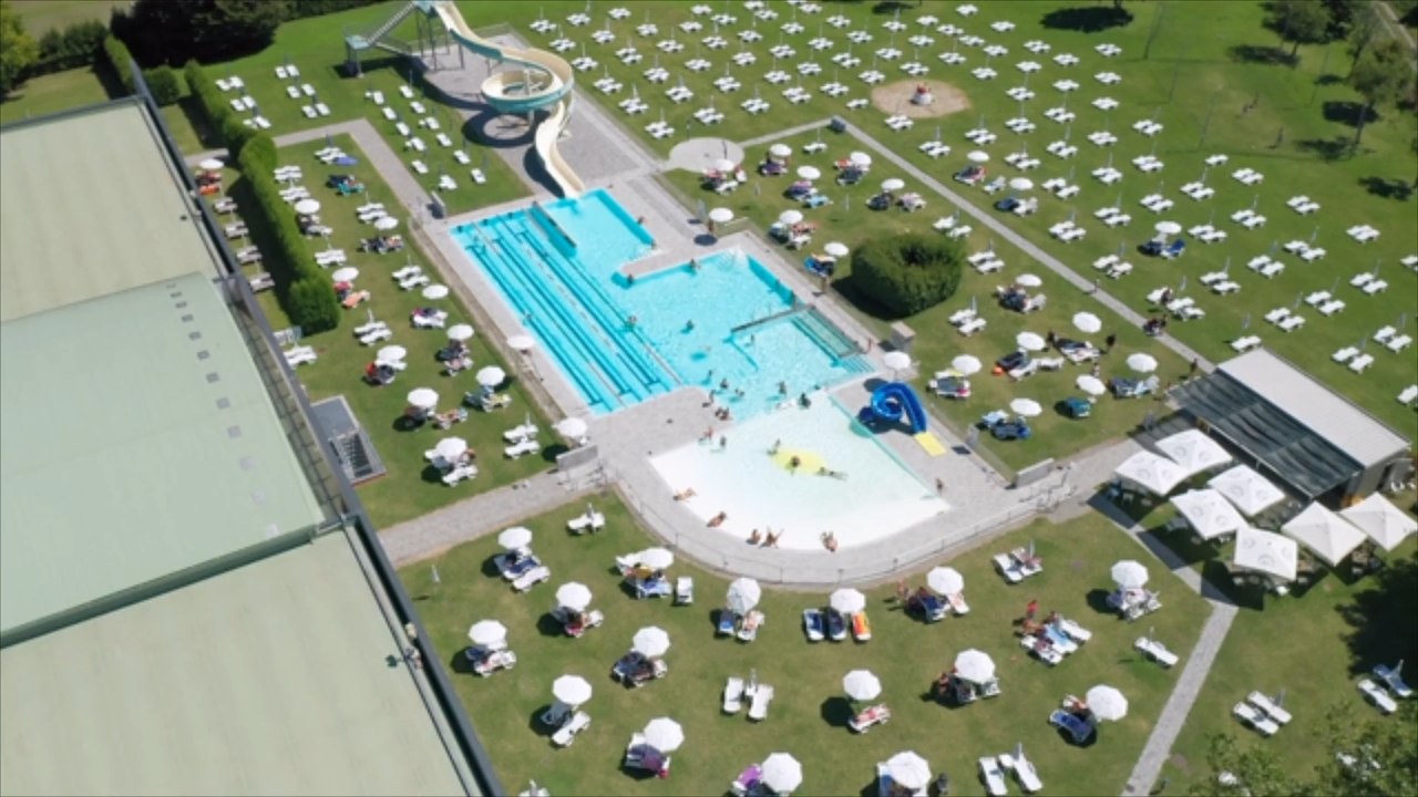 Bremen: Frauen protestieren 'oben ohne' im Freibad