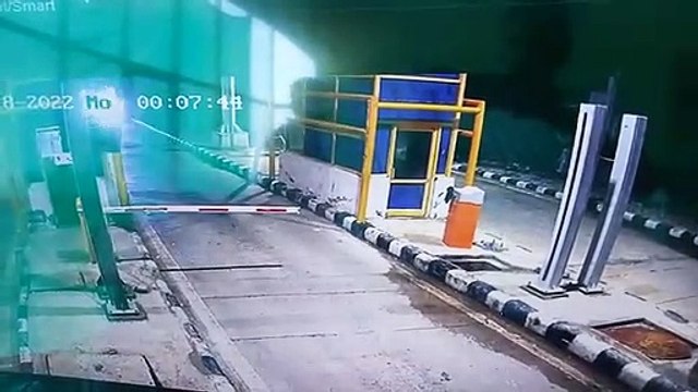 नाकाबंदी तोड़ चालक भगा ले गया ट्रेलर, टोल बूथ को किया क्षतिग्रस्त