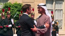 الرئيس الإماراتي في فرنسا في أول زيارة خارجية له منذ توليه منصبه وسط تداعيات سوق الطاقة
