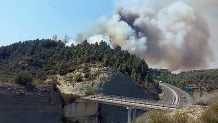 Un helicòpter mira d'apagar el segon incendi del Pont de Vilomara