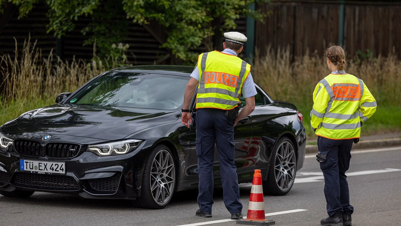 Polizei stoppt 14-jährige im auto