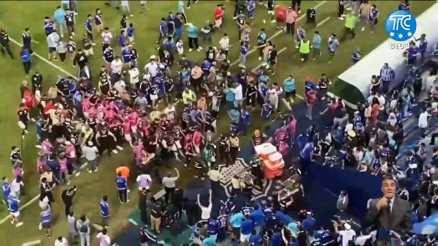 Hinchas de Emelec invadieron la cancha y agredieron a jugadores de Independiente del Valle