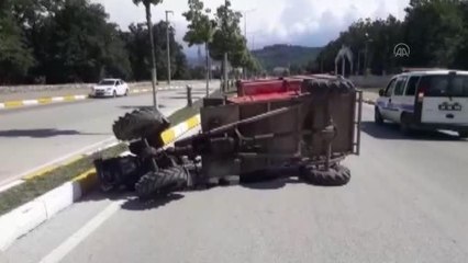 Devrilen tarım aracının altında kalan 3 kişi ağır yaralandı