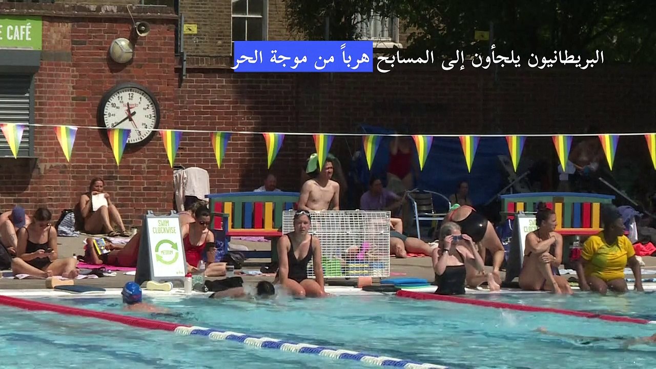 البريطانيون يلجأون إلى المسابح هرباً من موجة الحر