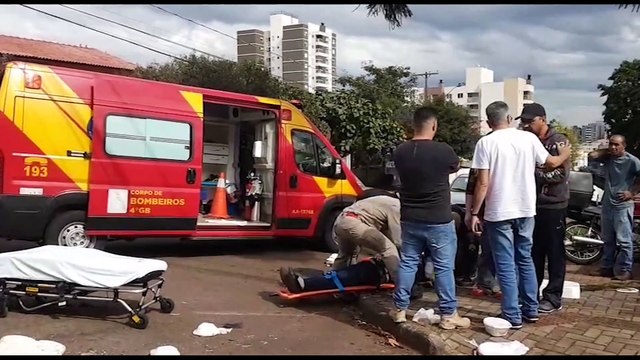 Entregador se fere em acidente no Centro de Cascavel e marmitas ficam espalhadas pela rua