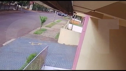 Câmera registra acidente que deixou entregador de 70 anos ferido