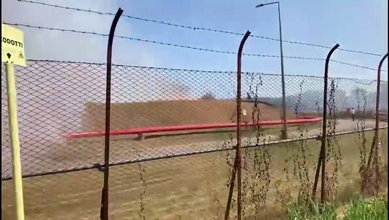 Nuovo incendio a Roma, fiamme a contatto con il deposito di stoccaggio del carburante per aerei