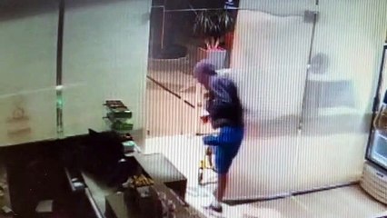 Cadeirante invade conveniência, comete furto e é preso, no Paraná