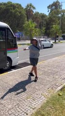 Hülya Avşar, minibüste çalan Ankara havası ile Ayvalık sokaklarında oynadı