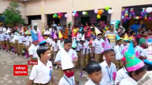 Singur: প্রথাগত শিক্ষার বাইরে গিয়ে এক অনবদ্য পরিবেশবান্ধব শিল্পকলা প্রকাশ পেল সিঙ্গুর মহামায়া প্রাথমিক স্কুল প্রাঙ্গনে
