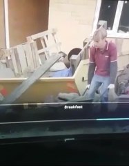 Inexperiente ajudante de trolha enfrenta algumas dificuldades com o carrinho de mão