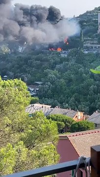 Porto Venere, brucia un autobus. Le fiamme divorano la collina