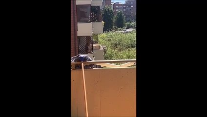 Une voisine veut aider les pompiers depuis son balcon !