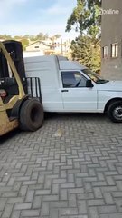 Retroescavadeira solta do guincho e atinge carros em Apucarana