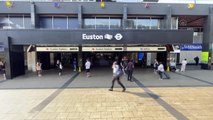 Euston Tren İstasyonunda tren seferlerinin gecikmesi nedeniyle kalabalık oluştu