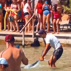 Sahilde gördüğü balığı kuyruğundan tutup yakaladı