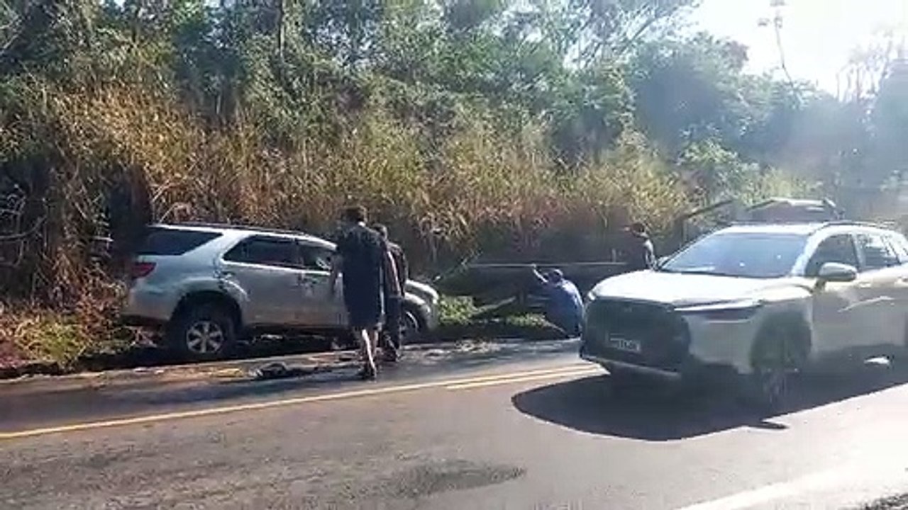 Carro com família de Amambai tomba em curva na rodovia entre Umuarama e Xambrê