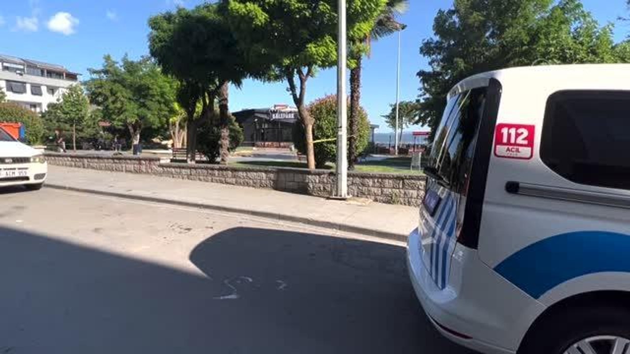 Parkta oturduğu sırada silahlı saldırıya uğrayan baba ve oğlu yaralandı