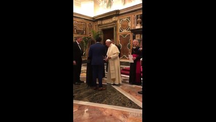 Jovem pede namorada em casamento junto Papa Francisco que dá a sua benção.