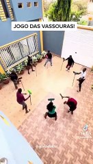 Le jeu des chaises musicales avec des balai