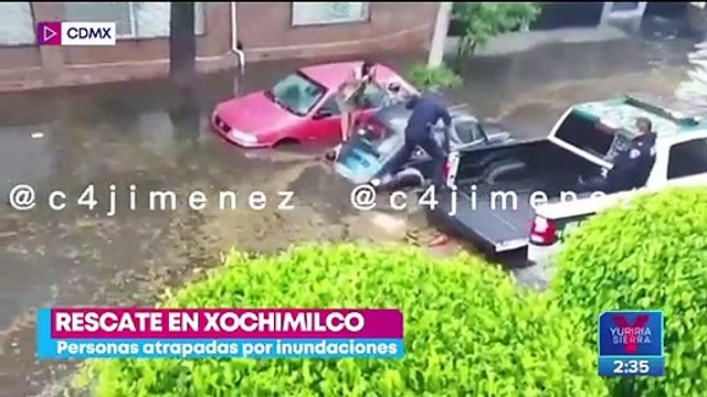 VIDEO: Policías rescatan a atrapados por inundación en Xochimilco