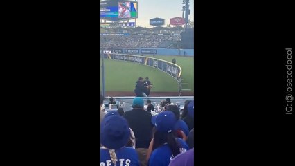 Todo por conocer a Bad Bunny: fanática irrumpió juego de beisbol en donde participaba el artista