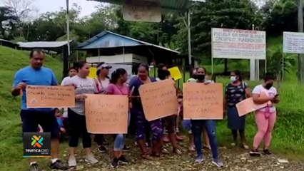 tn7-Padres-cierran-escuela-y-denuncian-supuesto-machismo-de-director--180722