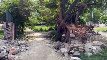 'अच्छा काम' के नाम पर उखाड़ ले गए गेट और टाइलें