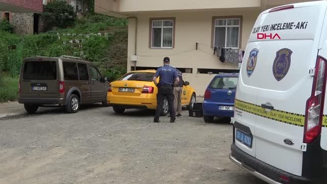 TAKSİCİ, GASPTAN YOLDAN GEÇEN ARACIN KAPUTUNA TUTUNUP KURTULDU